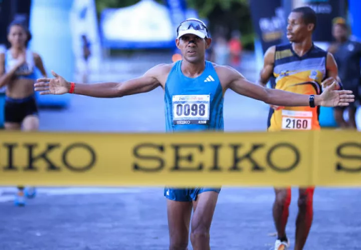 Jorge Castelblanco cruza la meta como ganador de la Maratón a Panamá 2025. Foto:EFE