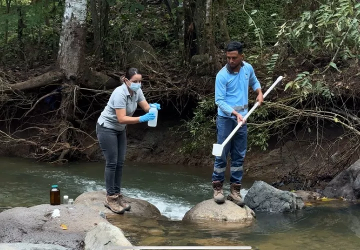Funcionarios del Idaan toman muestras en el Río Llano de Piedra.