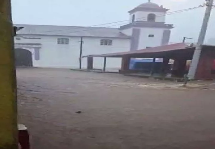 Estas inundaciones cerca al Fuerte San Jerónimo dejaron también afectación a unas 25 residencias. Foto: Diómedes Sánchez S