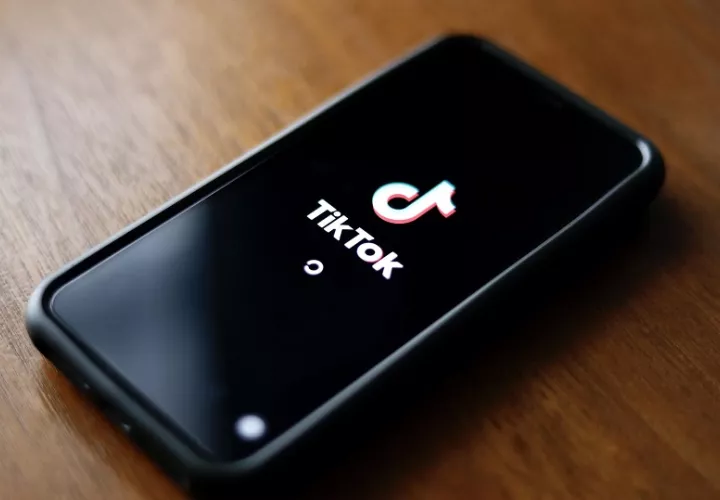 El ministro se reunió con representantes de TikTok y Meta y les instó a proporcionar un plan contra el contenido nocivo. Foto EFE