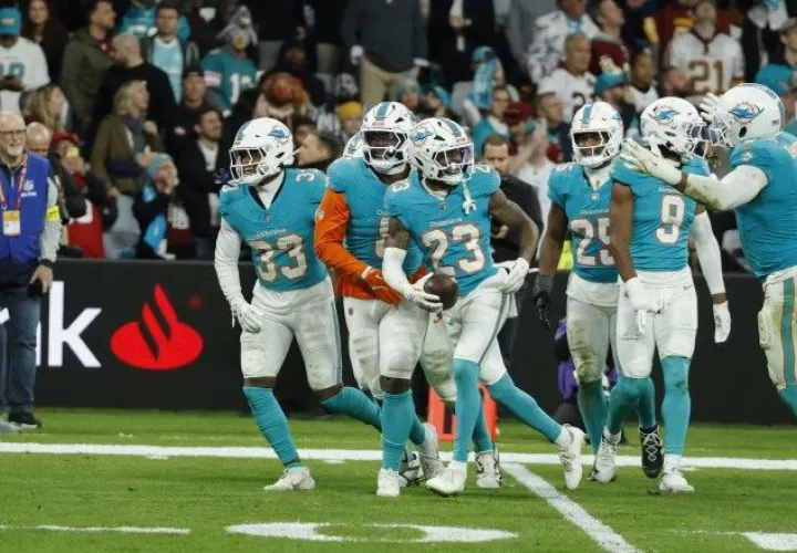 El jugador del Miami Dolphins Jack Jones (cent.), durante el partido contra el Washington Commanders. Foto: EFE