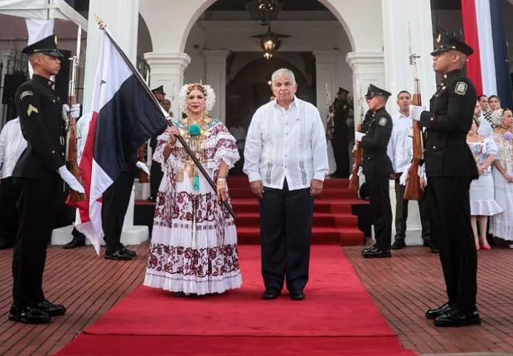 El mandatario junto a la abanderada  Maritza Cedeño Vásquez. Foto: Cortesía