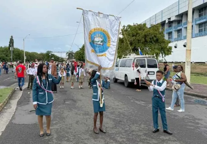 ninos_y_ninas_salen_en_colon_a_rendirle_tributo_a_la_patria_1_0.jpg
