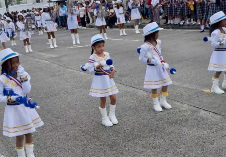 ninos_y_ninas_salen_en_colon_a_rendirle_tributo_a_la_patria_3.jpg