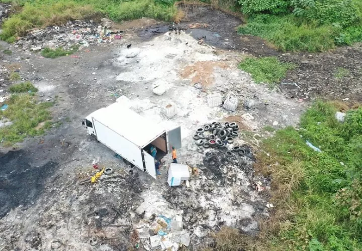 El titular de MiAmbiente dijo que quienes se dedican a trasladar basura y llantas a Playa Chiquita son “criminales”. Foto. Eric Montenegro
