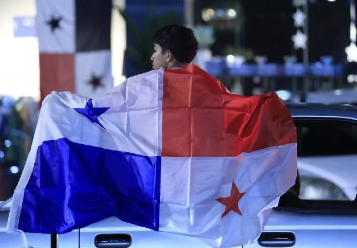 Aficionado festeja con la bandera.