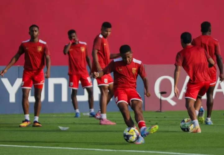 Estevis López patea el balón, durante los entrenamientos de Panamá Sub-17. Foto: FPF 