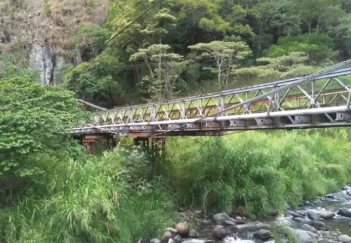 Antiguo puente zarzo sobre el río Caldera, en Chiriquí, el cual fue desmantelado. Este es uno de los ríos más caudalosos del territorio. Foto: Archivo