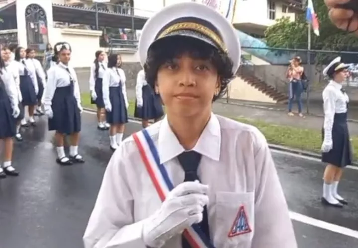 La estudiante Rosanel Quiroga en el desfile del 4 de noviembre.