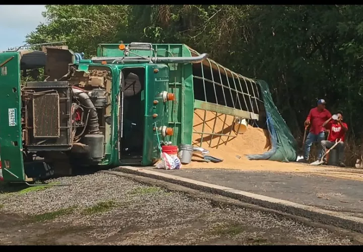 El camión, debido a su tamaño y carga pesada, bloqueó gran parte de la carretera, afectando a decenas de conductores que se desplazaban hacia comunidades del litoral mariateño. Foto. Melquíades Vásquez