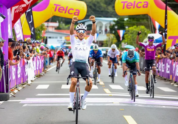 Jason Huertas cruza la línea meta en la tercera etapa. Foto: Fepaci