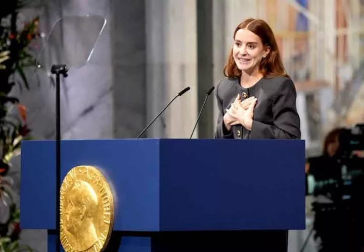 Ana Corina Sosa recoge la distinción del Premio Nobel. Foto EFE