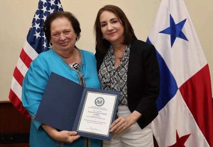 Annette Planells, exdirectora de La Prensa junto a la exembajadora de Estados Unidos, Mari Carmen Aponte.