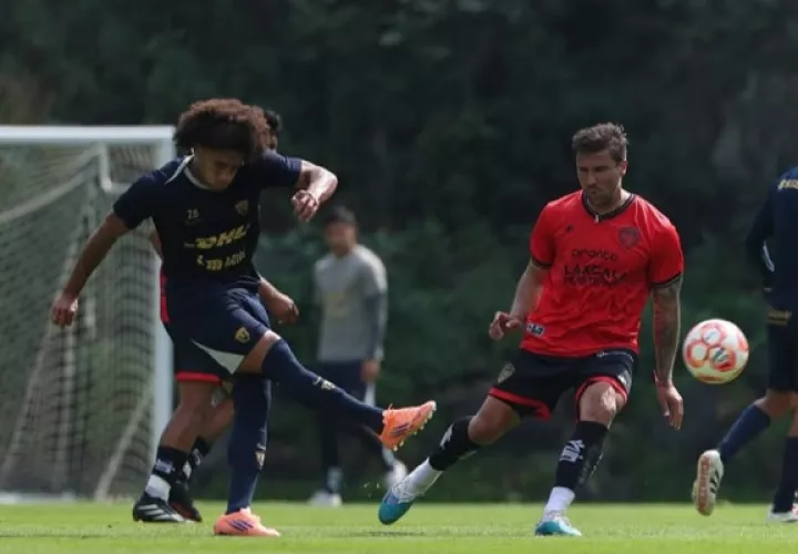 El panameño Adalberto 'Coco' Carrasquilla patea el balón durante los entrenamientos de los Pumas UNAM de México. Foto:@PumasMX