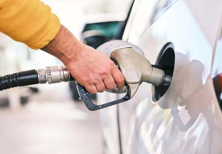 El ajuste del precio del combustible se realiza cada 14 días. Foto: Archivo