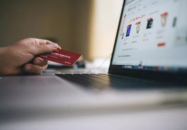 Se aconseja a la ciudadanía tomar decisiones informadas y proteger sus datos personales al realizar compras en línea. Foto: Pexels
