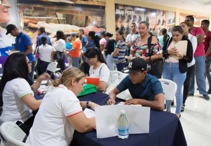 Jóvenes en busca de empleos. Foto: Archivo