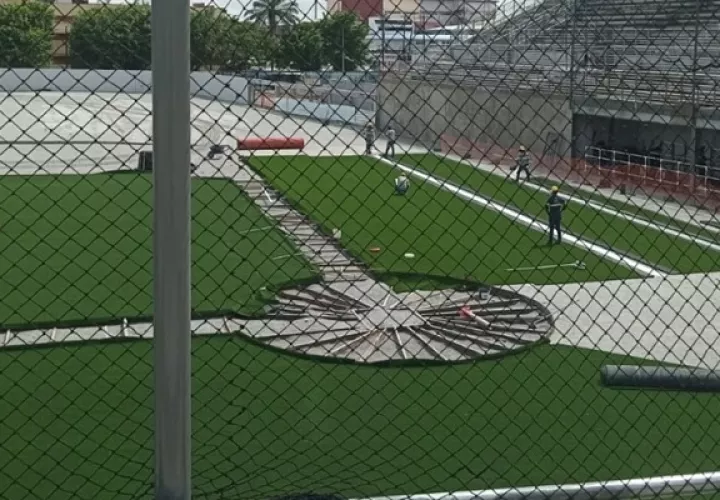 Trabajos en el estadio Mariano Bula en Colón. Pandeportes