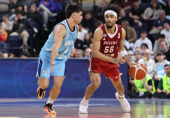 Lucas Capalbo (izq.) de Uruguay disputa el balón con Jhivvan Jackson de Panamá . Foto: EFE
