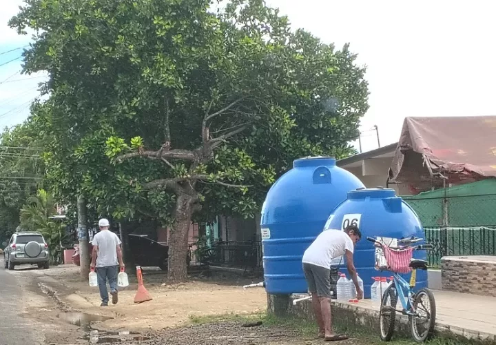 La población ha sido  abastecida de agua en distintos puntos, entre ellos tanques de reserva instalados en sitios estratégicos. Foto. Thays Domínguez