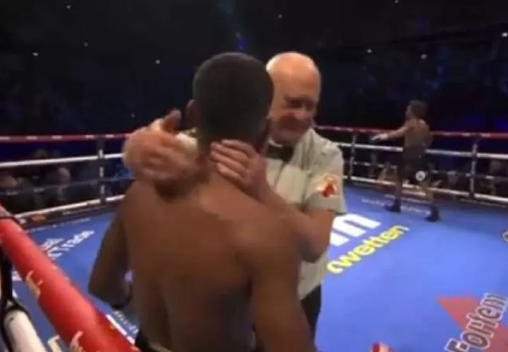 El árbitro Daniel Van de Wiele detuvo la pelea entre Ricardo Núñez y Jadier Herrera. Foto:Captura