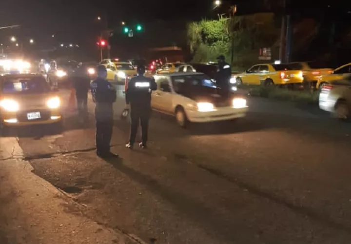 Tras cometer el robo, los delincuentes huyeron por la parte trasera de la empresa. 