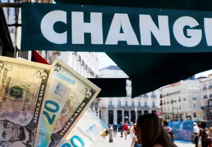 El euro supera este miércoles 1,20 dólares, lo que supone su nivel más alto desde 2021. Foto: EFE
