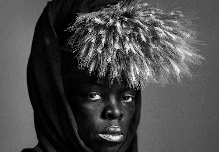 A través de retratos en blanco y negro de gran fuerza visual, la artista propone una experiencia cercana. Foto: Cortesía