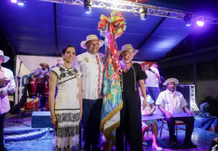 En el acto de reconocimiento tambien se  realizó la entrega formal de la bandera del Desfile de Las Mil Polleras 2026, a María Eugenia Herrera, ministra de Cultura. Cortesía