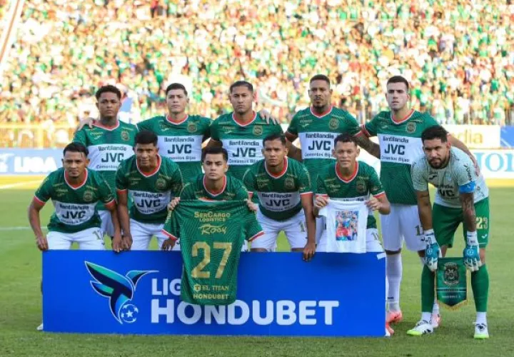 Javier Rivera (centro arriba) y el portero César Samudio fueron titulares con Marathón. Foto: Instagram