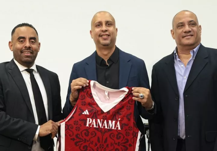 Nelson Colón (cent.) es el nuevo coach de Panamá,  Abdiel Blanco (izq.) y Osvaldo Hernández, presidente y fiscal de Fepaba, respectivamente. Foto: Fepaba