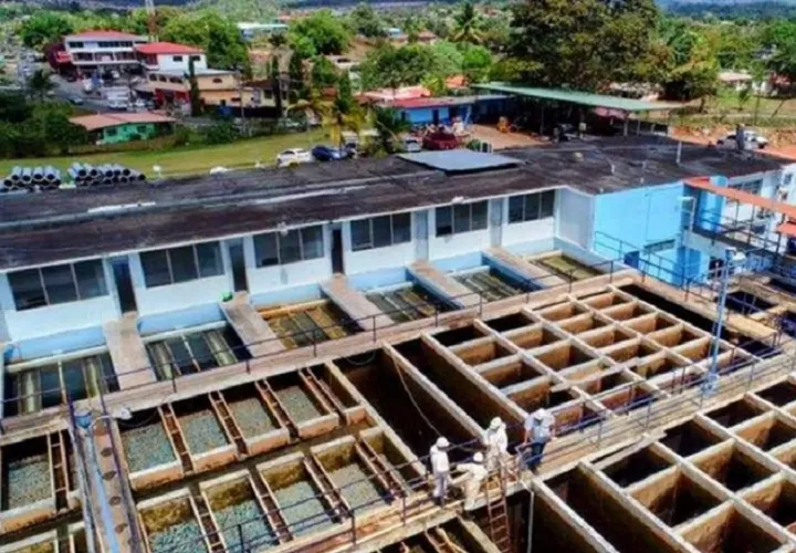 Estos apagones eléctricos también dejan fuera de operación las estaciones de rebombeo, causando incluso daños eléctricos, advirtió Yisseika Rodríguez, concejal del corregimiento de Guadalupe. Foto. Eric Montenegro.