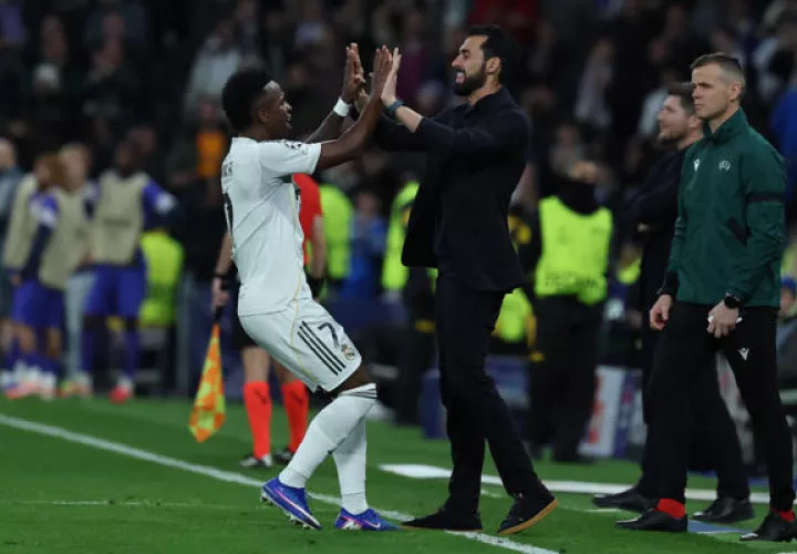 El técnico del Real Madrid, Álvaro Arbeloa y el jugador del equipo blanco, Vinicius Junior, celebran el quinto gol del equipo madridista. Foto: EFE