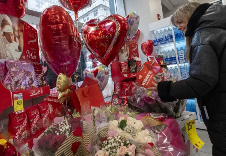 Una mujer observa artículos alusivos a San Valentín en Nueva York (Estados Unidos).  Foto: EFE / Ángel Colmenares