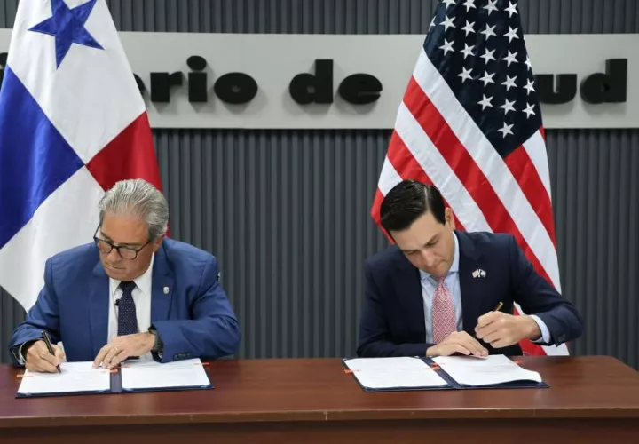 El ministro de Salud, Fernando Boyd Galindo, junto al embajador de Estados Unidos en Panamá, Kevin Cabrera. Foto: Cortesía