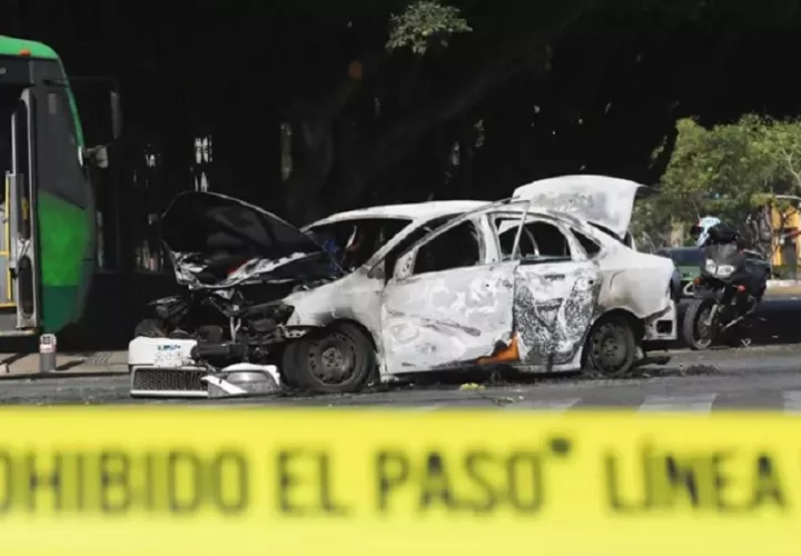 Fotografía que muestra un bloqueo realizado por el crimen organizado con vehículos incendiados, este 22 de febrero de 2026, en una vía de Guadalajara (México). EFE/ Francisco Guasco