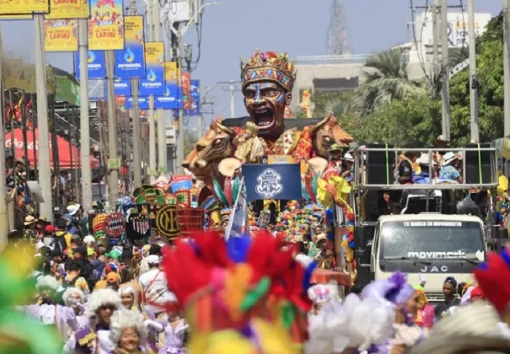 Fotografía que muestra al Rey Momo del Carnaval de Barranquilla, Adolfo Maury Cabrera, durante el desfile del carnaval este sábado, en Barranquilla (Colombia). Foto: EFE/ Ricardo Maldonado Rozo