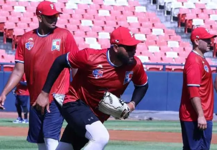 Los lanzadores Humberto Mejía (atrás) y Miguel Gómez Jr., con la manilla, durante los entrenamientos del equipo panameño. Foto: Fedebeis