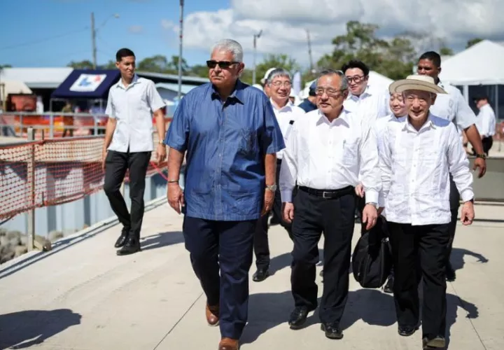El presidente José Raúl Mulino, junto a altos representantes de las multinacionales japonesas Nissen Kaiun y Mitsui. Foto: Cortesía