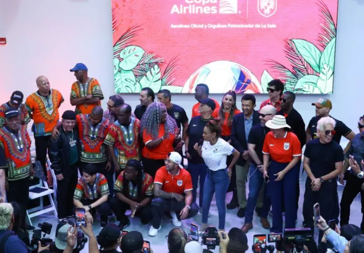 Artistas posan durante el lanzamiento de la nueva versión de 'Sube la marea'. Foto: EFE