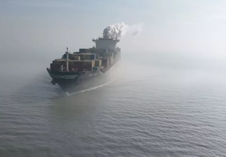Buque saliendo del puerto de Amberes, cerca de Hansweert, Países Bajos. Foto. EFE