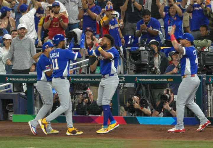 Jugadores de Venezuela celebran el triunfo en la final del Clásico Mundial de Béisbol ante Estados Unidos. Foto:EFE
