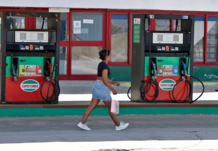 Una persona camina frente a una estación de gasolina en La Habana (Cuba).  Foto: EFE