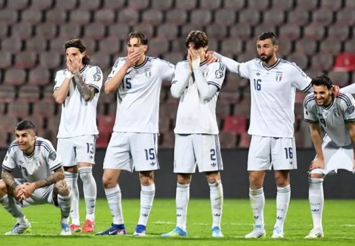 Jugadores de Italia se lamentan por la eliminación. Foto: EFE