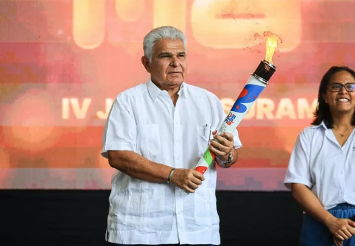 José Raúl Mulino recibe la llama del Sur. Foto: Cortesía