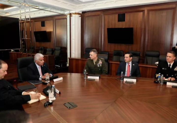 El presidente panameño José Raúl Mulino (2-i) reunido con el jefe del Comando Sur de Estados Unidos, Francis Donovan (c). Foto: EFE