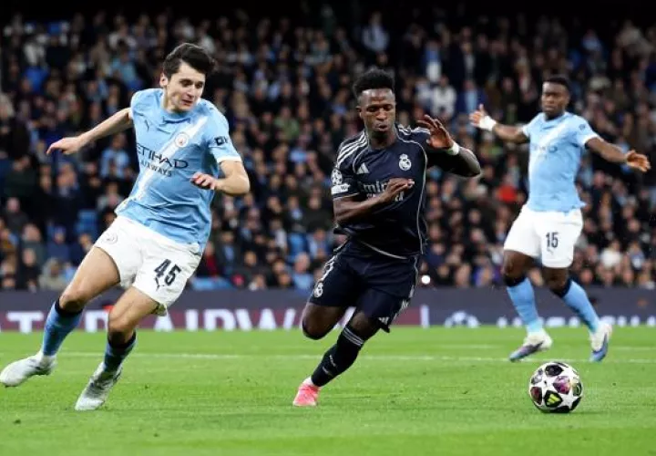 Abdukodir Khusanov del Manchester City (Izq.) disputa el balón con el brasileño Vinícius Jr. Foto: EFE