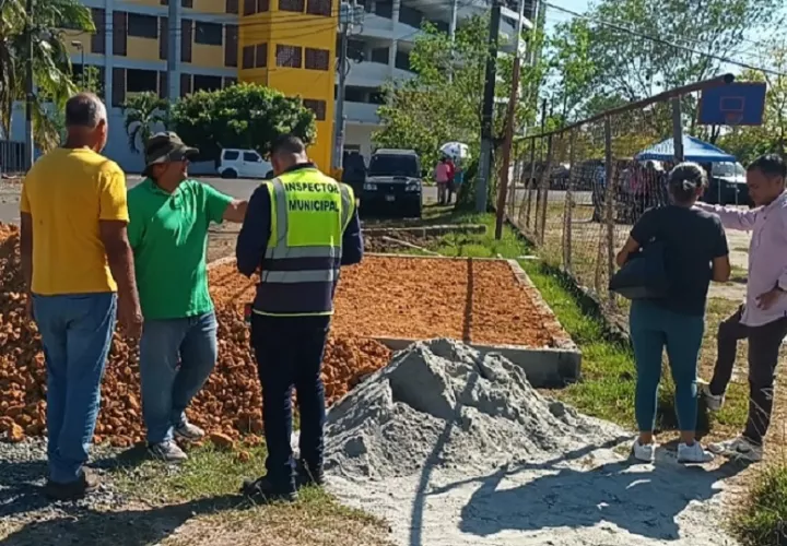 Fue necesaria la presencia de funcionarios de la Alcaldía de Santiago, quienes acudieron al lugar para mediar en el conflicto y verificar la legalidad de la construcción. Foto. Melquiades Vásquez