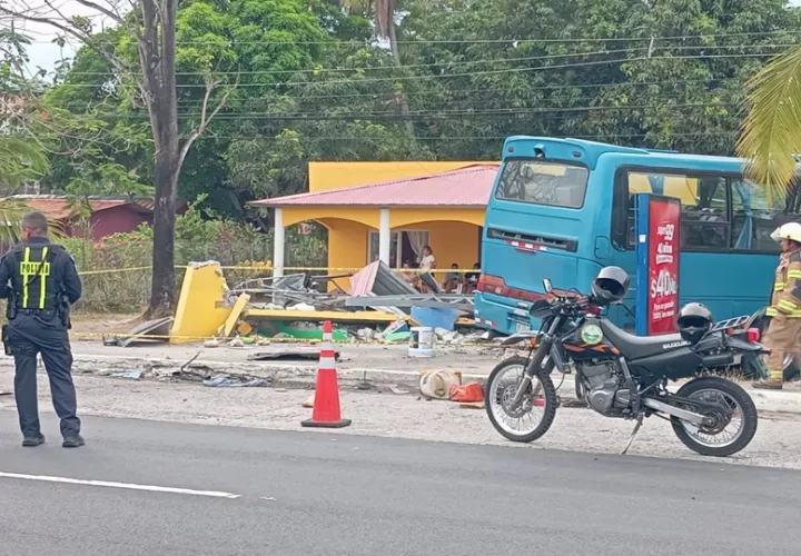 El conductor perdió el control y acabó en el carril contrario. Foto: Eric Montenegro