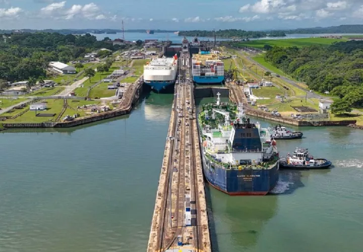El Canal de Panamá registró un promedio diario de cruces 34 buques en enero y 37 en marzo. Foto: Cortesía 